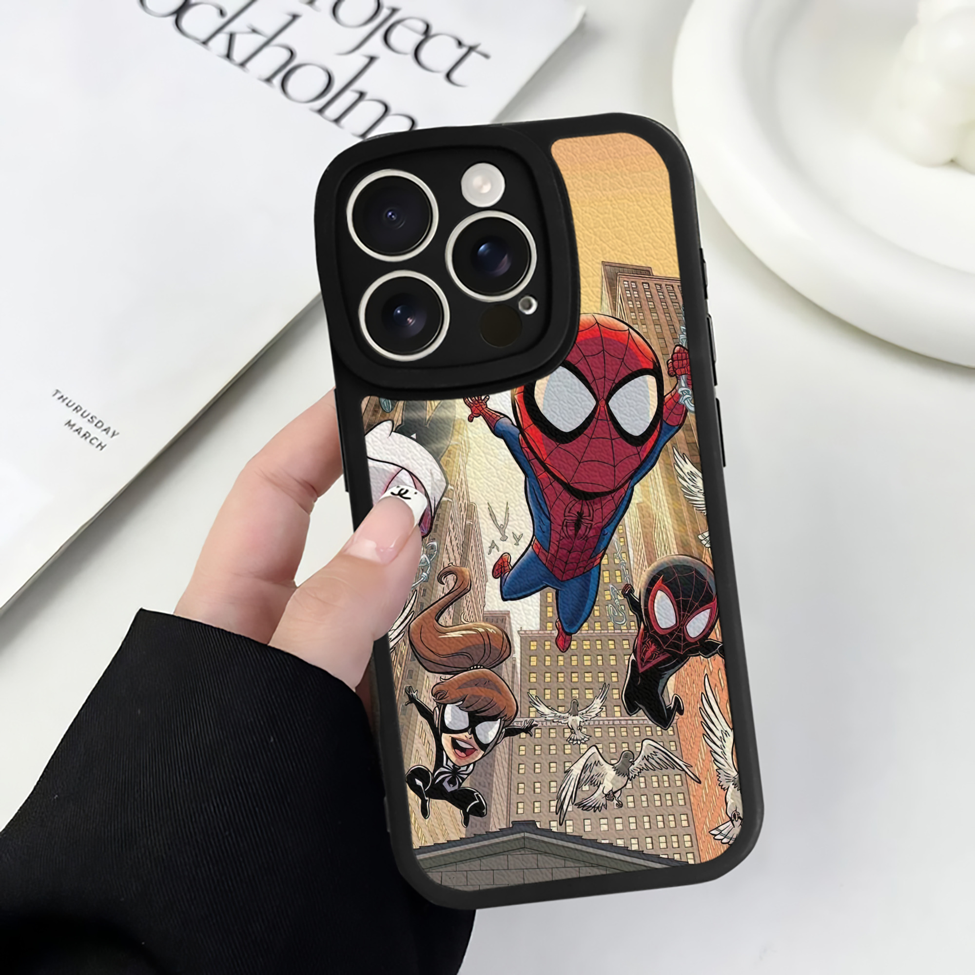 Spider Man スパイダーマン 【iPhone 16シリーズ対応】シリコンスマホケース（レザー調） 材質：シリコン